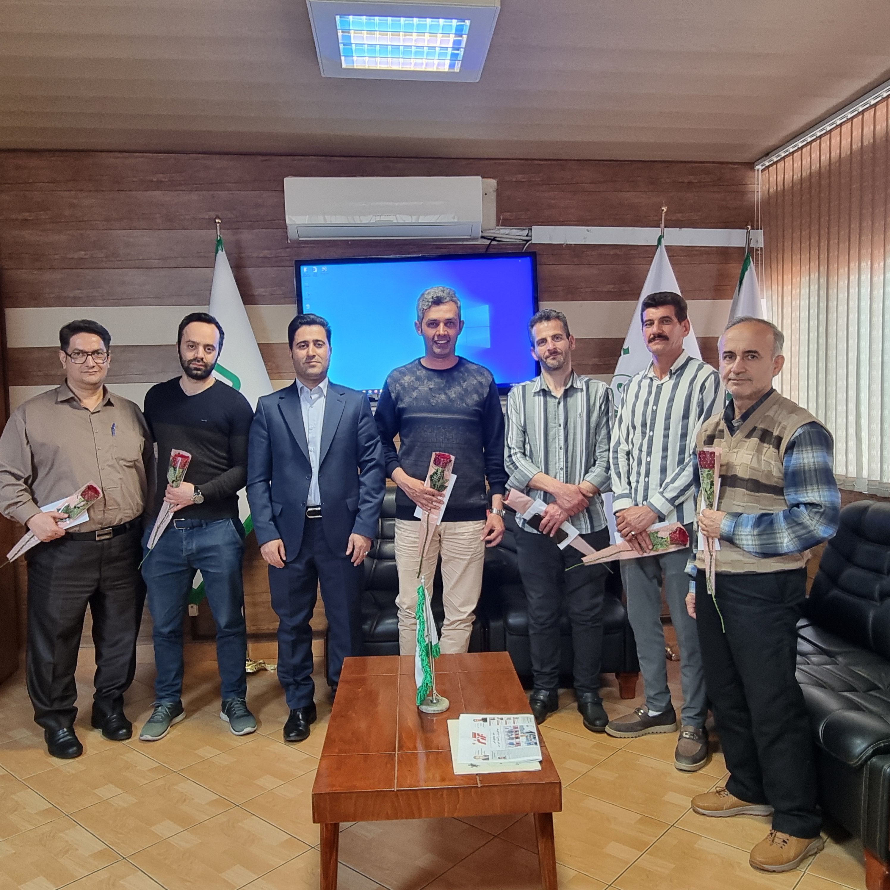 نشست صمیمی مدیرعامل مجتمع کشت و صنعت اشراق با فرزندان شهدا